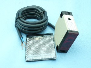 AE3JK-R4N1 NPN NO 3LINE 10-30VDC 4m + РЕФЛЕКТОР